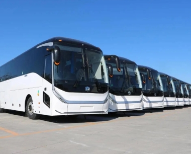 旅游大巴车50座租一天多少钱?2025最新价格 & 用车实用指南