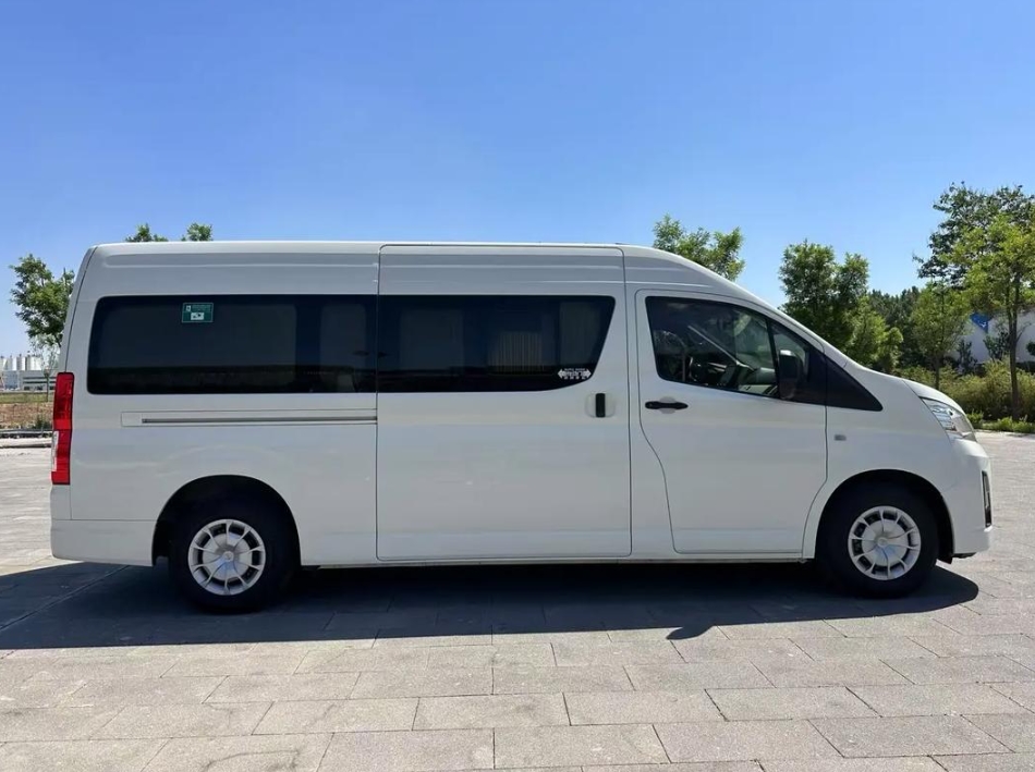丰田海狮9座商务车